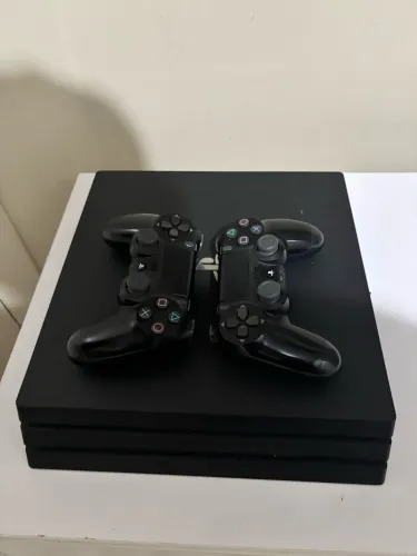 Ps4 pro 1TB 2 controles