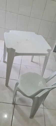 Mesa e cadeira de plástico
