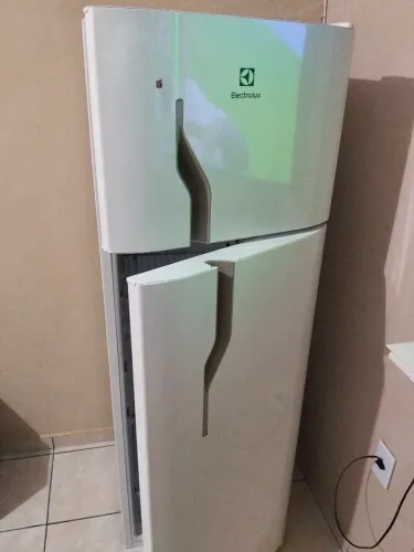 Vendo uma geladeira Eletrolux,em perfeito estado , porém o compressor não está func(motor)