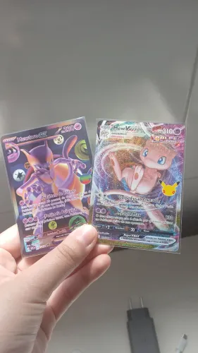 Mew-VMAX (114/30) e Mewtwo ex (157/128)