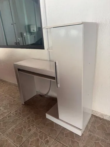 Mesa para computador com cômoda com armário 