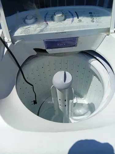 Máquina de lavar Eletrolux 15 k. Está com problema no batedor. $ 200 reais.