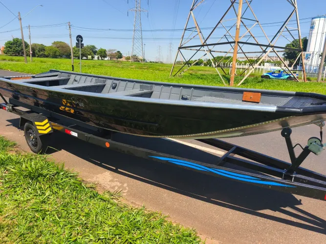 Barco e carreta novos
