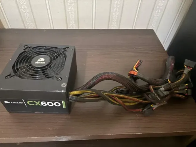 Fonte Corsair CX600 80 Plus