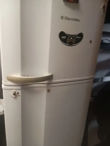 Vendo geladeira funcionando tudo certinho 350 reais