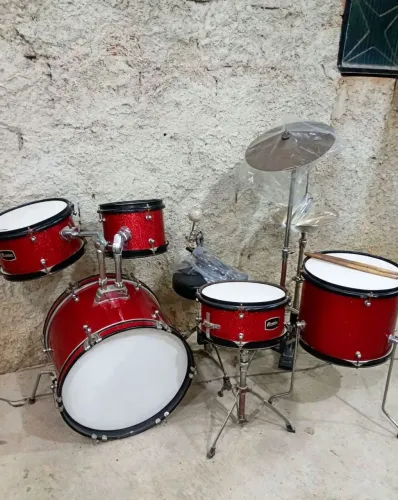 Bateria infantil semi nova 500,00