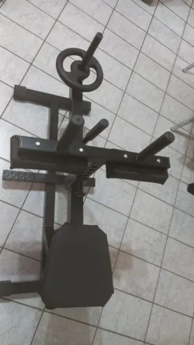 Banco para panturrilha sentado.