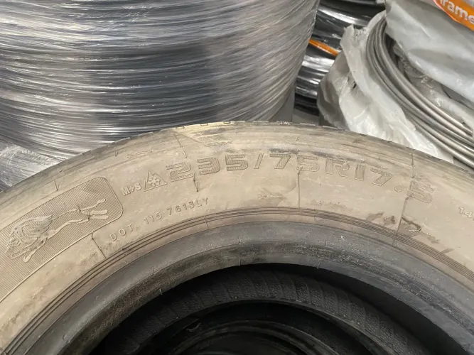Pneus 235-75-17.5 carcaça de primeira 