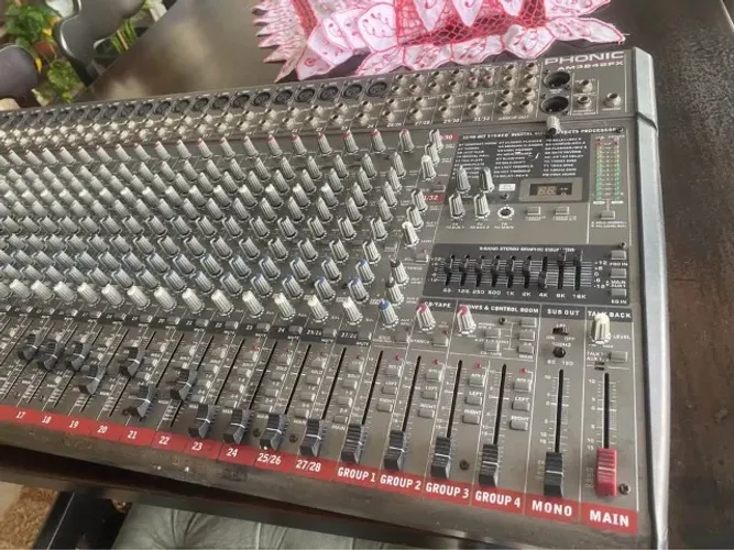 Mesa de Som Phonic AM3242FX Profissional