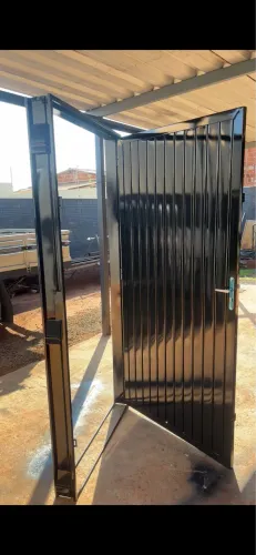Portas metálicas reforçadas