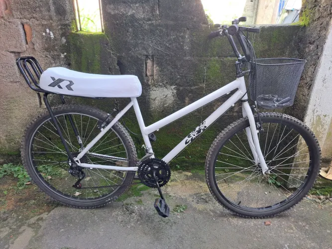 Bicicleta Branca Aro 26 com 18 marchas e banco XR