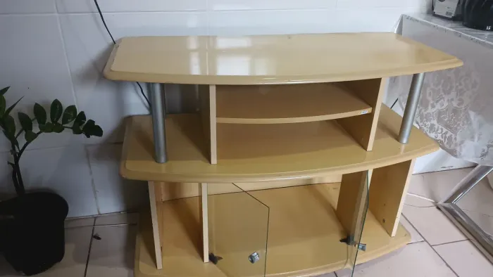 Rack de sala para tv , livros , plantas e decoração na sala de estar. 