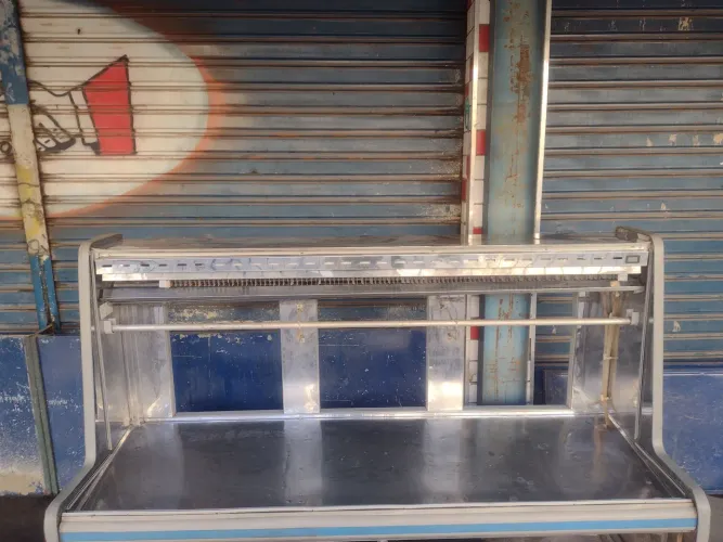 Freezer expositor, partes ainda com plástico. Sem a unidade. Barato!
