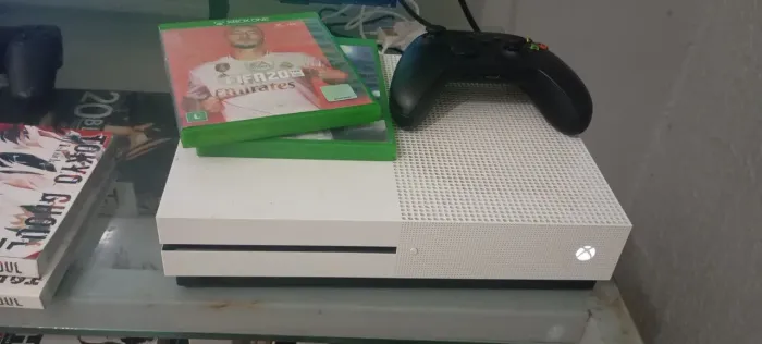 XBOX ONE S (1 TERA) + 1 CONTROLE DE SERIES S + 3 FIFAS (18, 19 E 20)