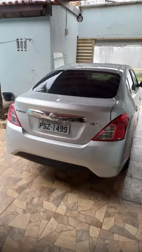 Nissan versa com entrada