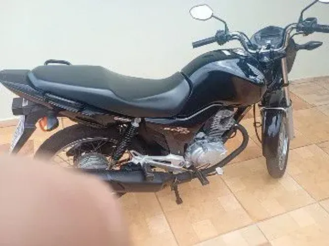 Honda Titan preta 150