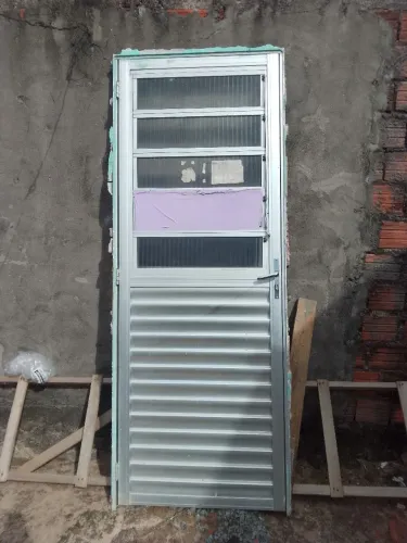 Vendo porta de alumínio com avaria no vidro!!