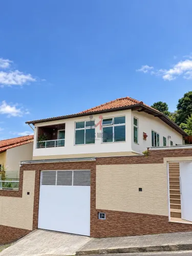 CASA LINEAR DE 4 QUARTOS COM 2 SUÍTES, ÁREA DE LAZER COMPLETA E PISCINA NO BOM CLIMA