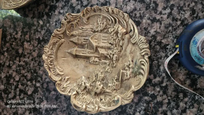 PLACA ANTIGA EM BRONZE - ALTO-RELEVO - PAISAGEM COM IGREJA - 20 CM