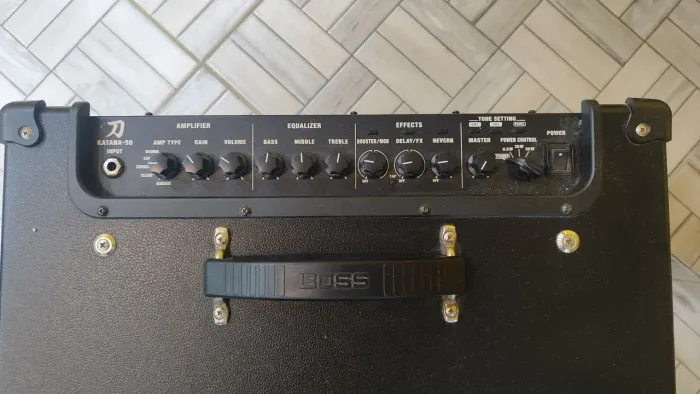 Vendo: GUITARRA, BAIXO, TECLADO E AMPLIFICADOR, SEMI-NOVOS.