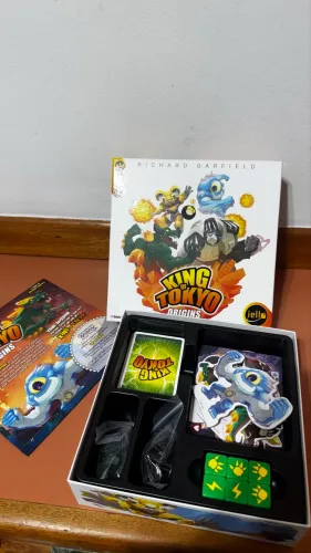 King of Tokyo (em inglês) excelente estado 
