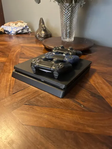 Ps4- 1 Tera + 2 controles