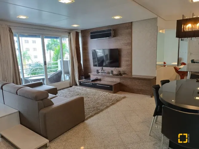 Apartamento mobiliado com 4 dormitórios no centro de Florianópolis