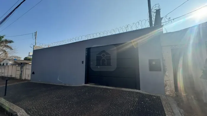 Casa para locação no bairro Daniel Fonseca
