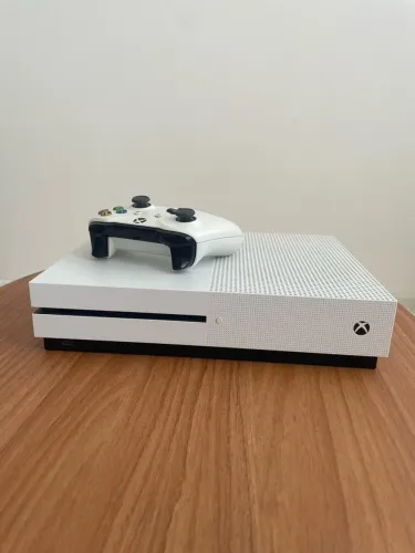 Xbox One S 1TB com controle