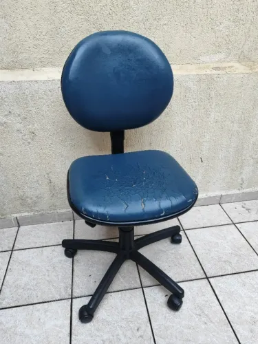 Cadeira Giratória Azul de Escritório Couro com Rodinhas