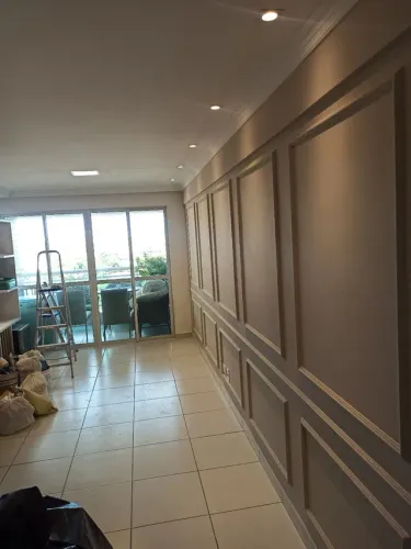 Gesseiro, pintor e eletricista em um só. Disponível. 