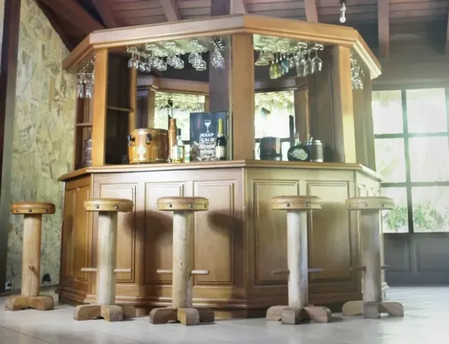 Bar de Madeira Rustica + bancos