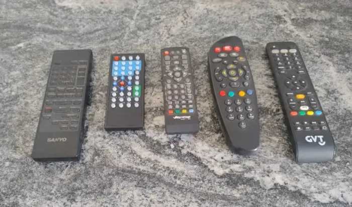 Controles remotos em perfeito estado.