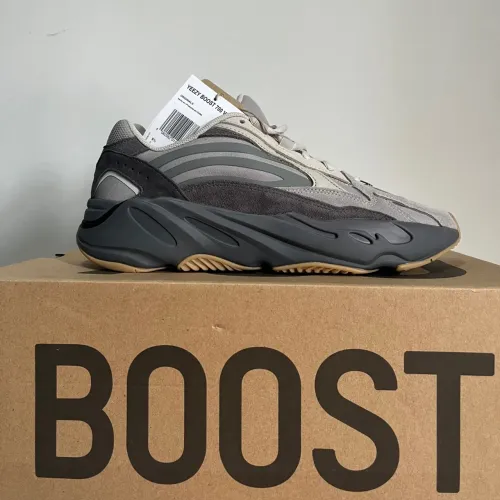 YEEZY 700 V2 TEPHRA TAM. 44BR