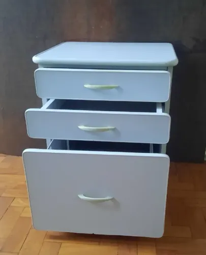MESINHA COM 3 GAVETAS E RODINHAS EXCELENTE ESTADO!