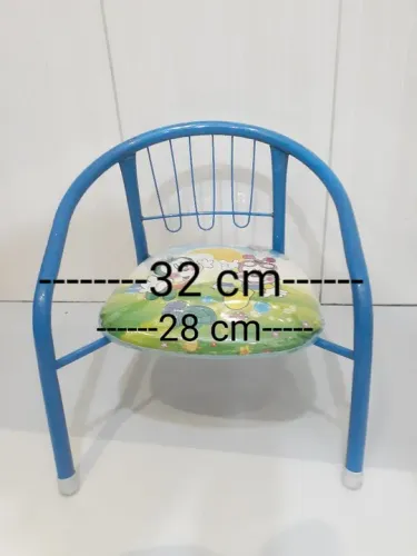Cadeirinha infantil de ferro com assento acolchoado.