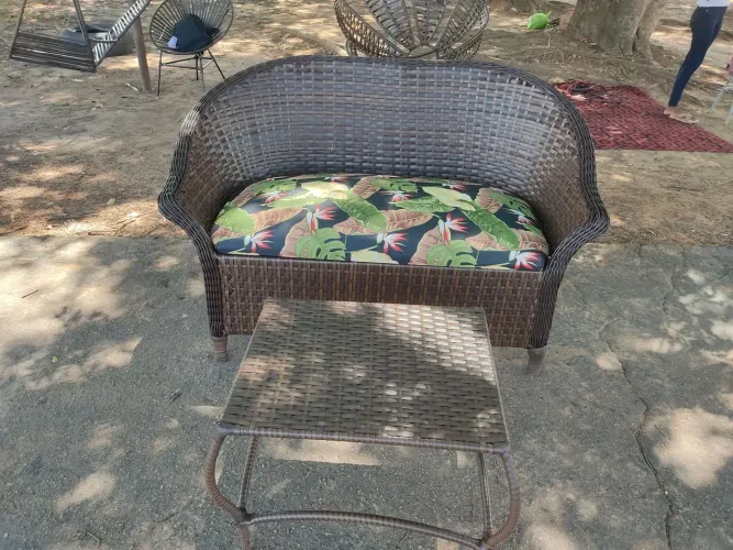 Sofá de fibra sintética, 2 lugares com almofada