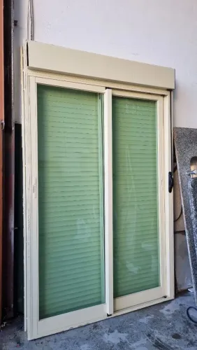 Porta balcão com persiana integrada