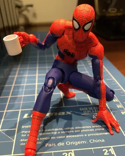 Peter B. Parker Spider-Man Into the Spider-Verse Sentinel ORIGINAL Deluxe com Gárgula!