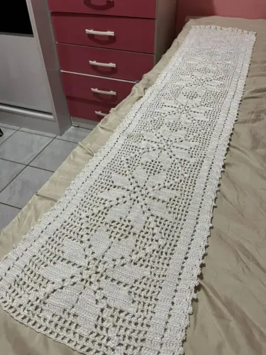 Caminho de mesa em croche branco