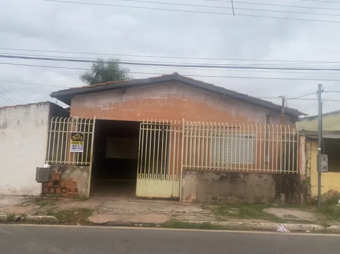 Vende-se casa no centro de Várzea Grande