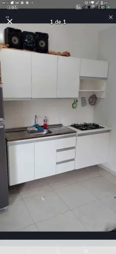 Cozinha em MDF acompanha pia e torneira. 
