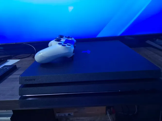 Playstation 4 pro 1TB - software: 8.01 - elegível para desbloqueio