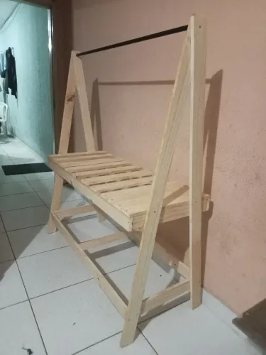Arara de roupa com prateleira em madeira