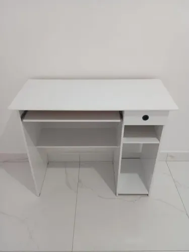 Escrivaninha branca com 2 prateleiras