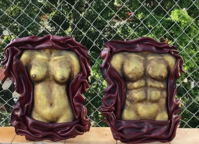 Esculturas homem e mulher de couro legítimo pintado
