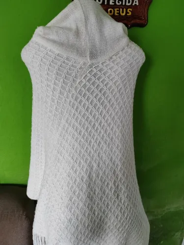 Poncho de Tricô Branco com Capuz