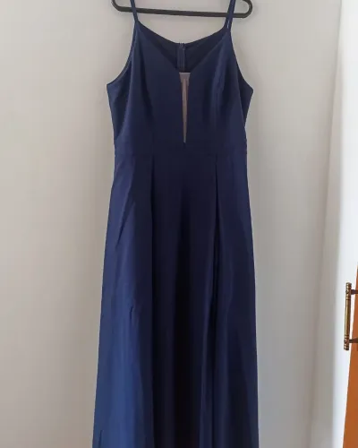 Vestido longo plus size com decote profundo em tule e fenda na coxa. 