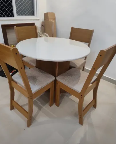 Mesa de Jantar com Tampo Redondo+ 4 Cadeiras- Produto Novo
