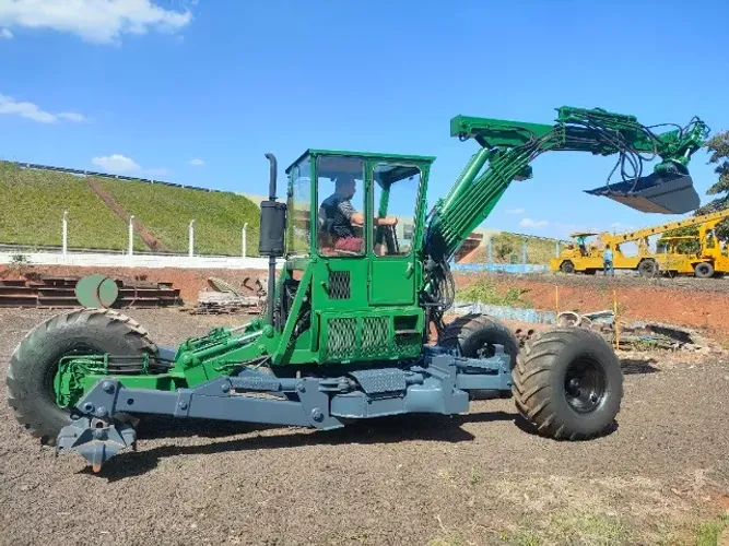 Escavadeira tipo Aranha
